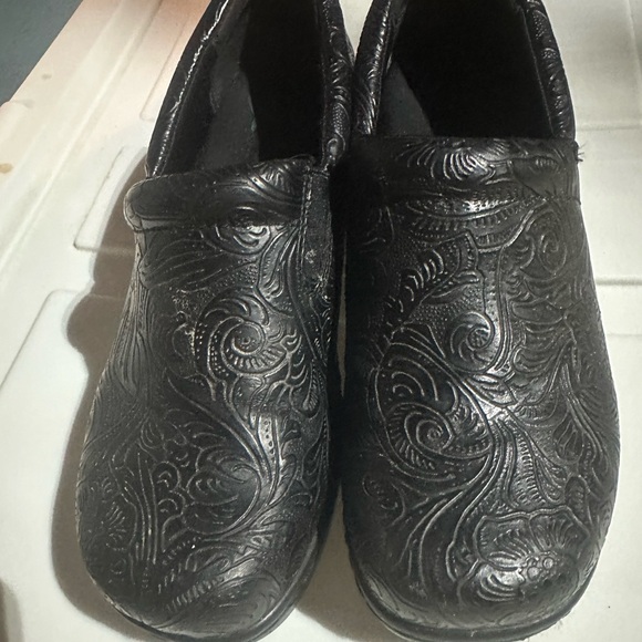 Yuu Shoes - Yuu Bethanee Clogs Paisley Tooled Textured Vegan Black EUC LIKE NEW! Size 7